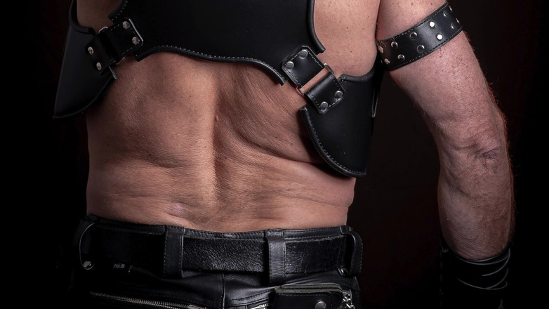 MusclesCigarsFFPig: Guanti di pelle borchiati e suspensorio