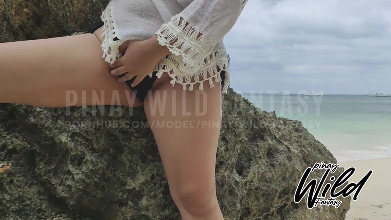 PinayWildHotCouple: 欲火中烧的菲律宾妻子在户外自慰并在长滩岛玩弄她的假阳具，菲律宾病毒 2021