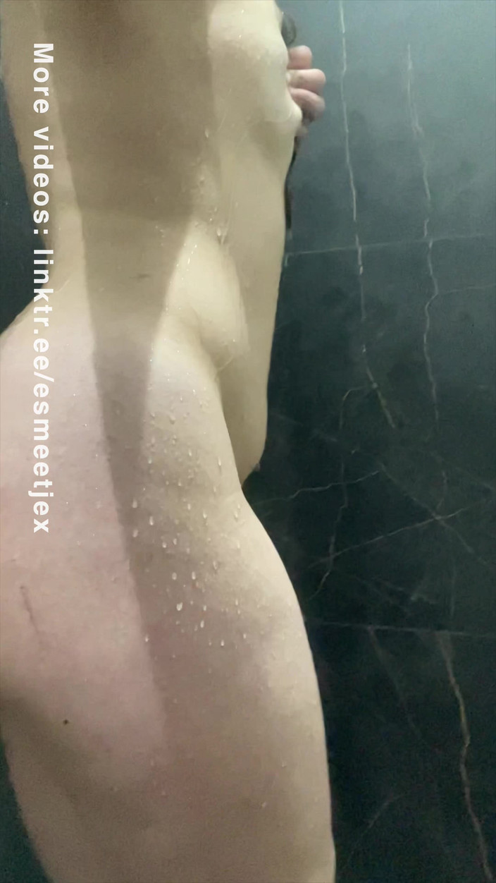 Esmeetjex: Seksowny młody student bierze prysznic, nagi