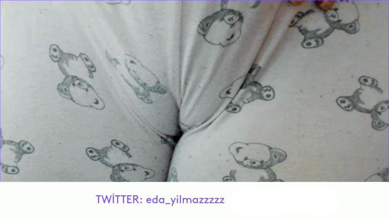 bigass_sexy_bigboobs: Cameltoe - masturbasi dengan piyama- menggosok memek dengan piyama