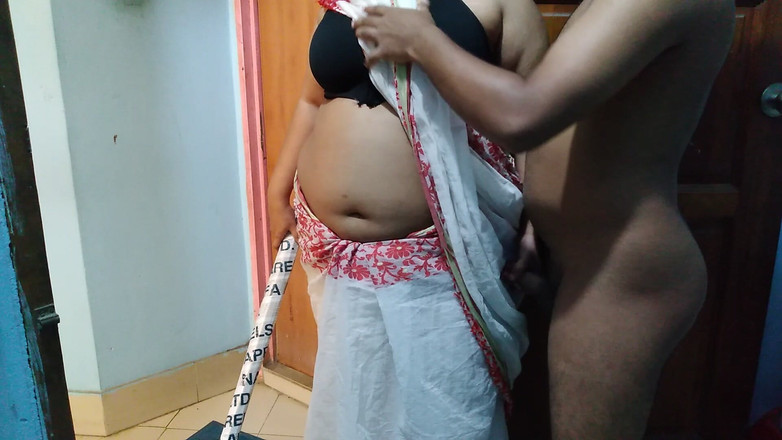 Aria Mia: Una zia asiatica calda con un gran culo mi aiuta...