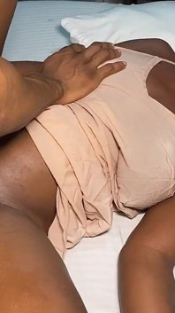 Bestie Mildred nevadí šukání kdekoli a kdykoli velkým čůrákem, když je nadržená, část 2