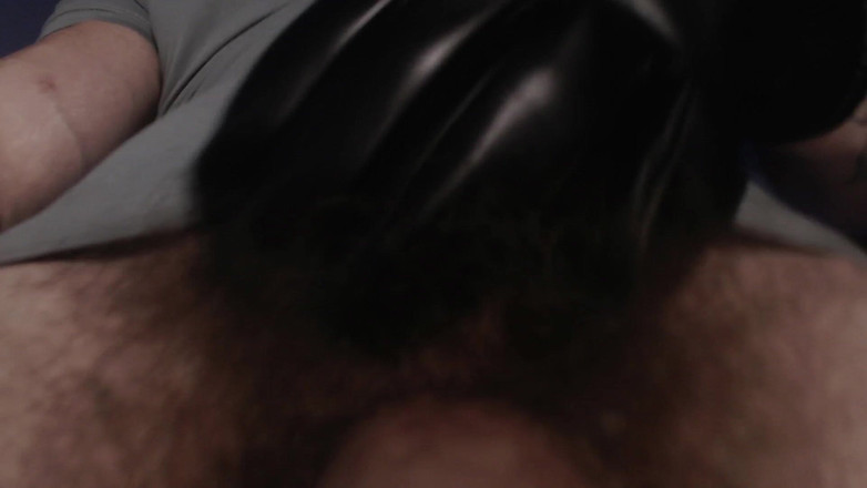 Hunky time: Alpha s koženými rukavicemi dominuje