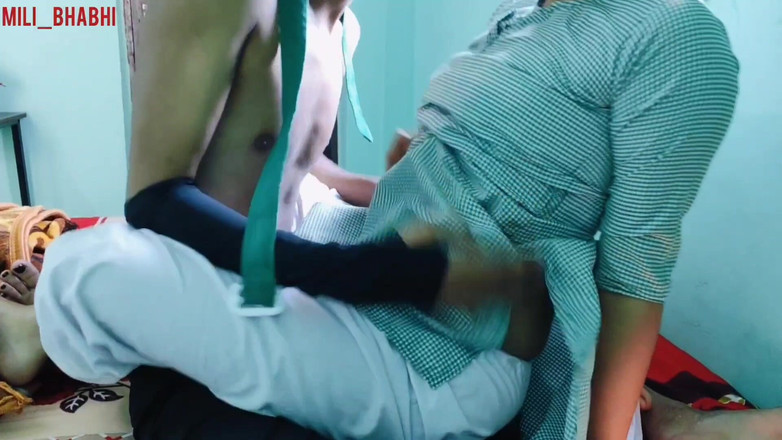 Mili bhabi: Küçük Hintli 18 yaşındaki liseli kız erkek arkadaşına bekaretini vermek için...