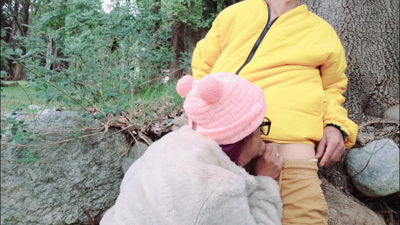 Lady: 大奶子，大屁股熟女吮吸一个变态老人的鸡巴，并把它插入她多汁的阴户