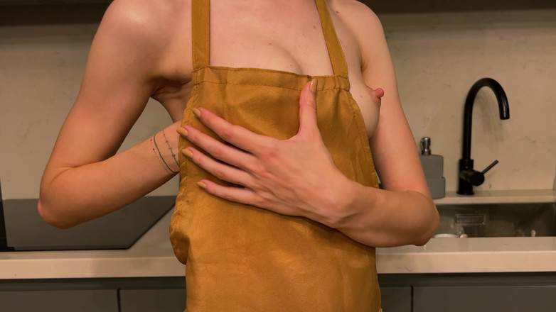 Mia Foster: 年轻的妈妈展示她的天然乳白色小奶子