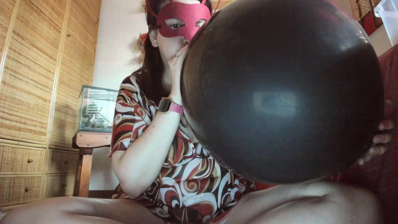 Nicoletta Embassi: Black Latex Domination: Giant Balloon Inflation and Nicoletta's Sensual Clutch