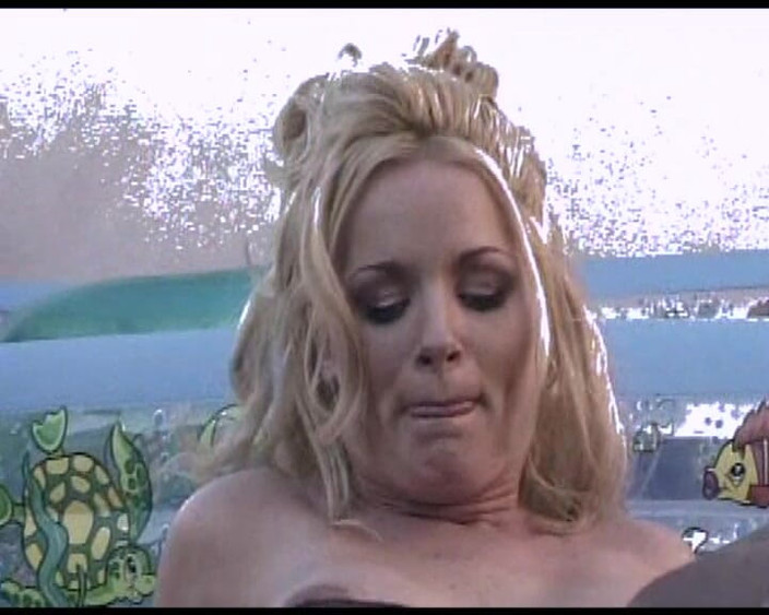 Dirty old moviez: Una calda bionda succhia il cazzo e si fa mangiare...