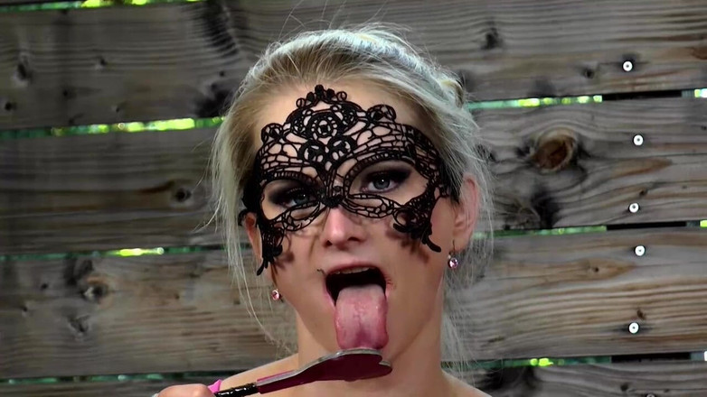 BDSM Deutschland: Dominatrix z batem pieprzy mężczyznę na kanapie