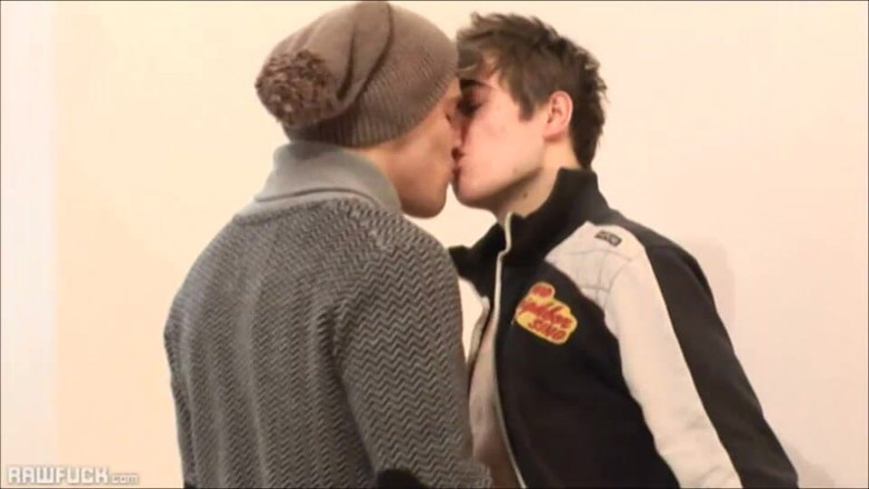 Raw Fuck: Sürpriz üçlü sekste kayak yapan delikanlılar