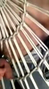 Cowok berumur ngentot gaya bdsm di ruang belakang