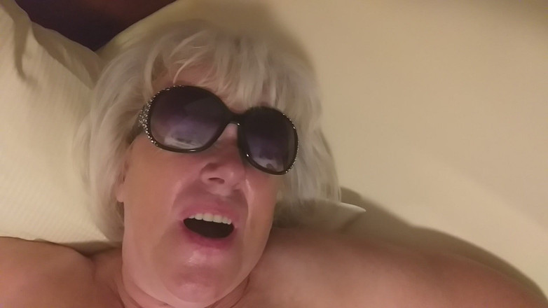 PureVicky66: Le mie tette enormi portano l'uomo all'orgasmo