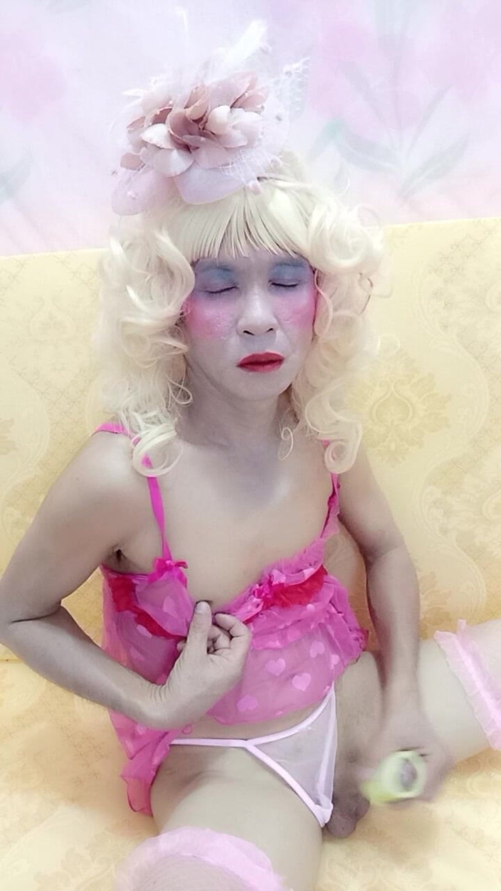 nguyen dang thien tri: Shemale Pear Wearing Sexy Porn Crutch Selfie