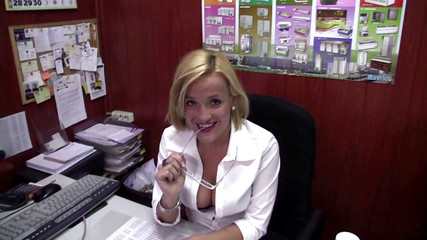 MILF stars: Une superbe MILF blonde se fait baiser dans son bureau