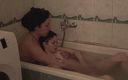 Dollscult: Shane làm cho Mel xuất tinh trong bồn tắm