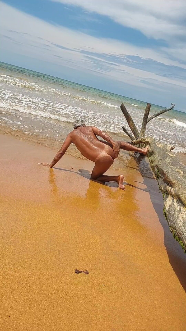 Ladysilvas: Sissy ladysilva pamer pantat bahenolnya sambil bugil di pantai