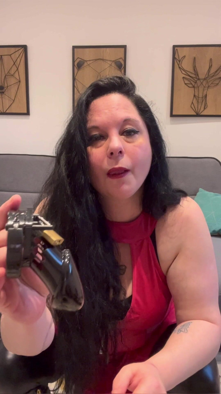 Maitresse Clara: Condizionati a stare nella gabbia di castità