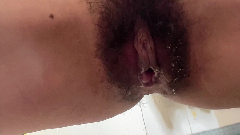 sweethanajapanese: 少女Hana Japan毛茸茸的阴户操逼玩具，然后是她的小便