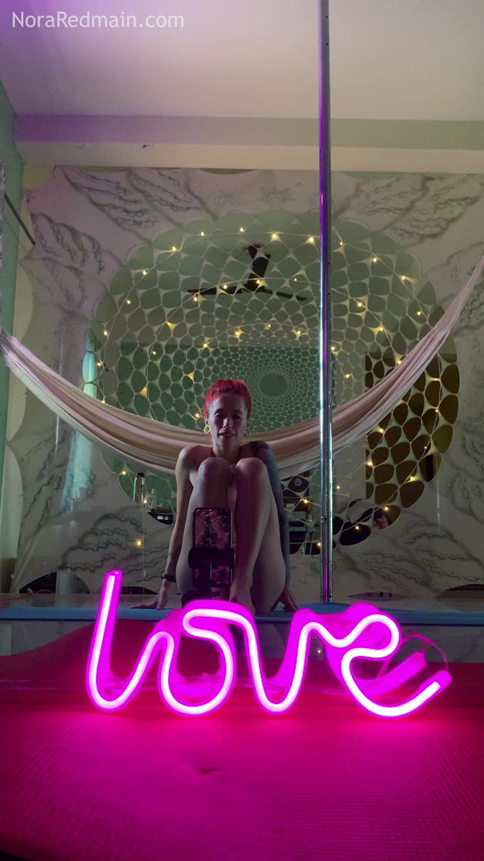 Nora Redmain: Skvěle začněte svůj den ranními cvičeními od Nory