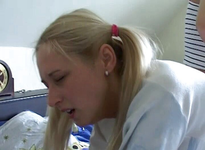 German Fuck Movie: Heeft de jonge blonde lerares hier haar eerste kontorgasme?