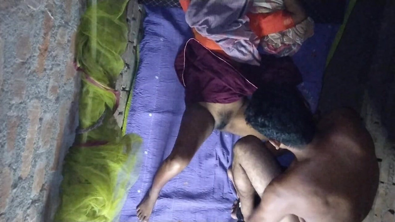 Pumi: Hård sex med Bhabhi på natten. Indisk desi sex video