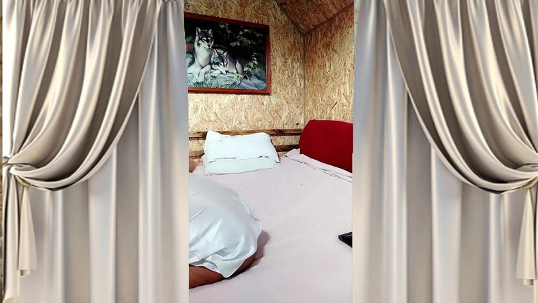 Lukerya: Gorąca gospodyni domowa Lukerya flirtuje z fanami, siedząc w łóżku z...