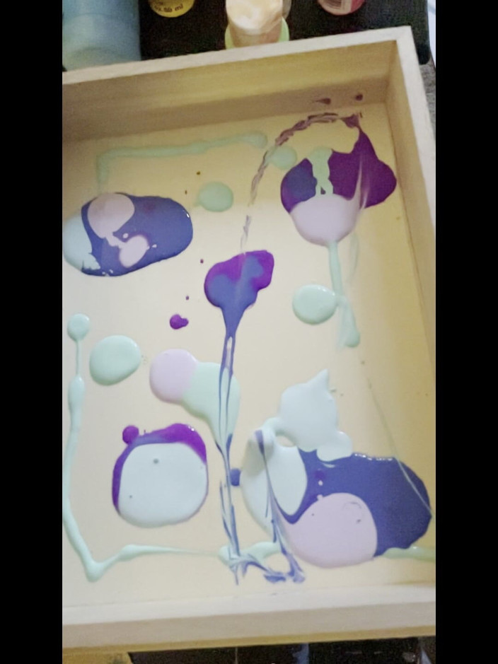 Suzy Wylde: Suzy Wylde é uma criadora que cria arte e itens utilizáveis