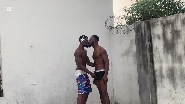 BlackDanie_production: Due cazzoni caldi scopano senza preservativo