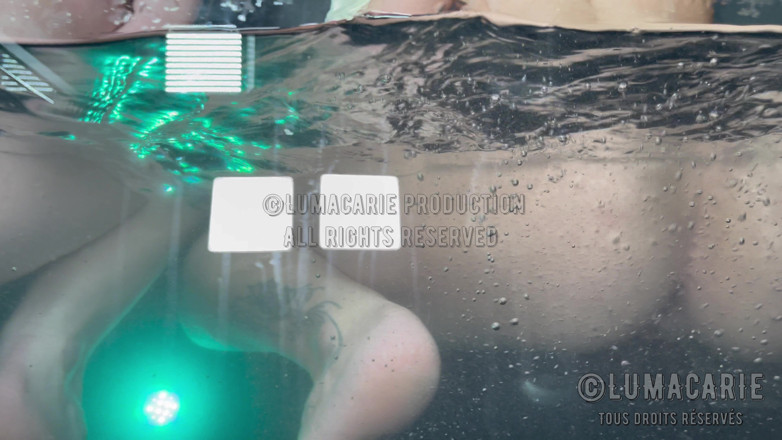 Lumacarie: Two Lesbians in the Bathtub