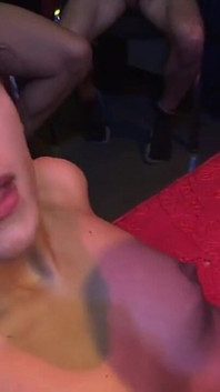 Une brune mature squirte après un doigtage intense dans une frénésie en groupe