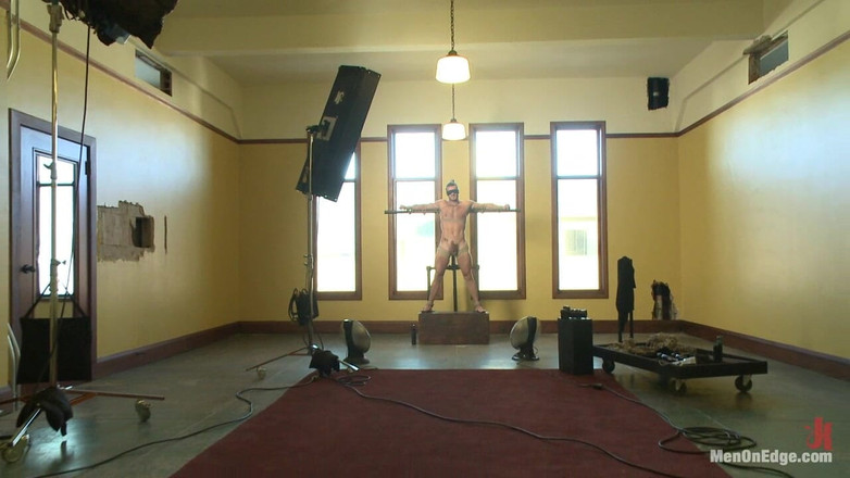 Men on Edge: Super Landon Conrad atada y atada por primera vez