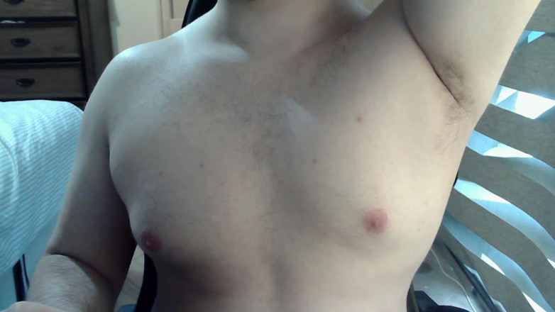 Himbo_Fox: Muskulöser sportler spielt vor der kamera mit seinen nippeln