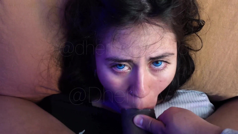 DherlyDoll: Відео від першої особи, повія любить відчувати домінування, тому я став на неї і кладу свій член їй в рот