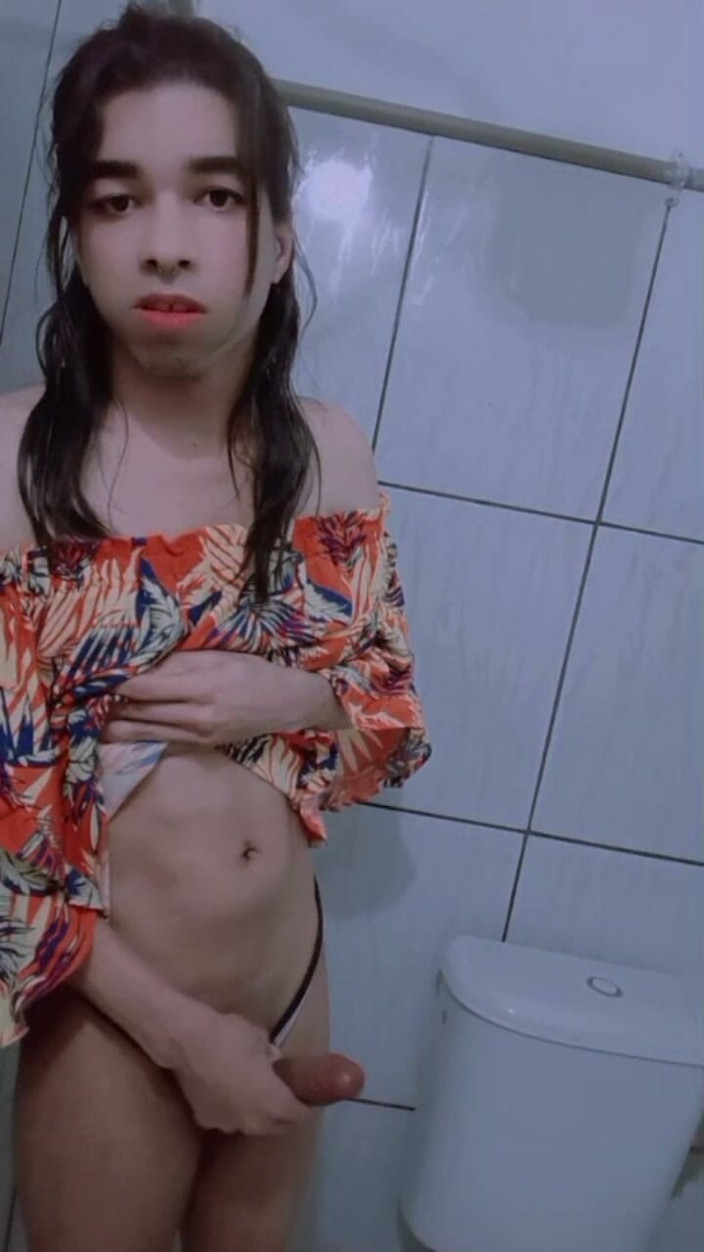 Srta. Carla: ピアスなしで、新しいドレスで、売春婦のように扱われたいという顔をしている