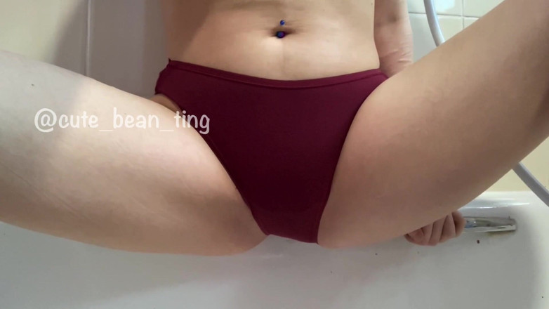 Alice Bean: Desperation Kencing Dalam Seluar Dalam