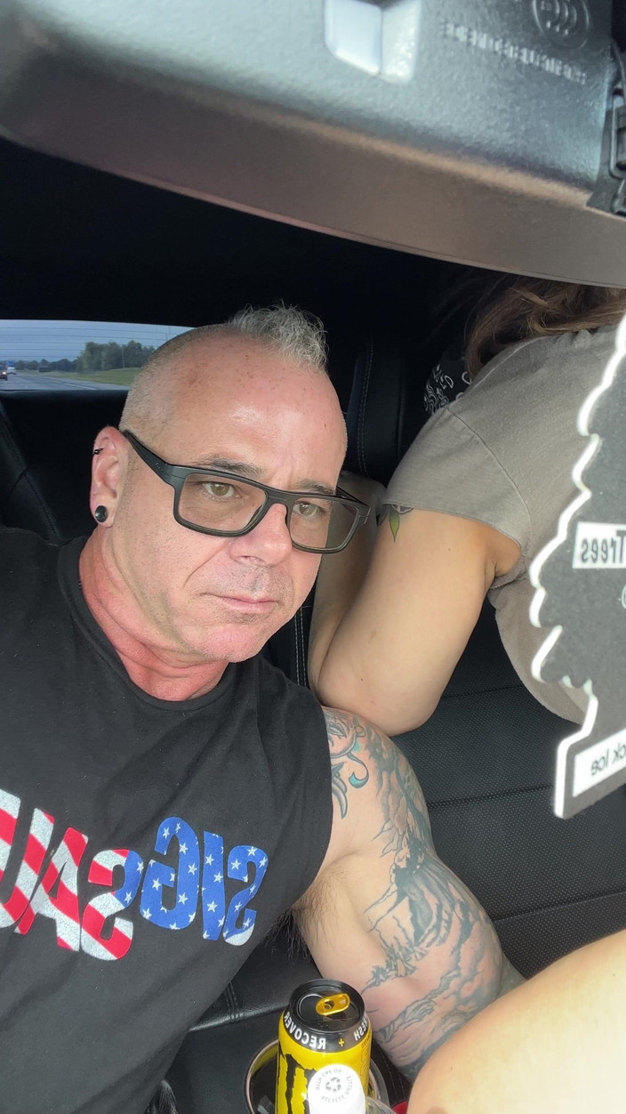 KingDom24: कार रंडी चूत रस निकाल रही है 1