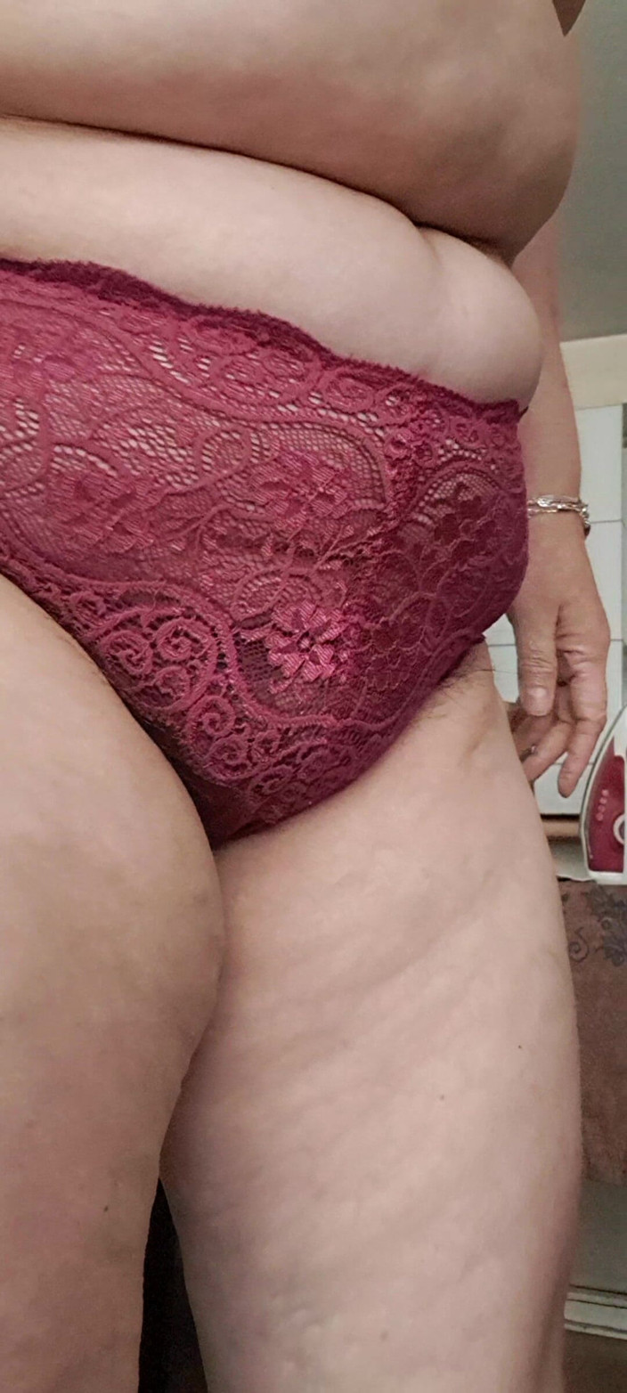 Mommy big hairy pussy: Pantat bahenol tante seksi dientot habis-habisan sambil pakai celana dalam...