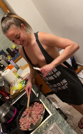 Amirah Adara: Yemek pişirme ve sigara içme