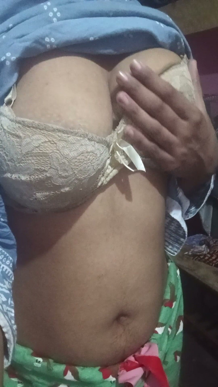 Naughty_Sana: Fingrar i het fitta virala bröst