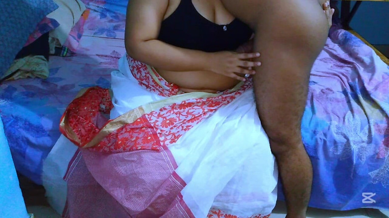 Aria Mia: Indiancă desi bhabhi sexy îl înșală pe soț și se fute cu bătrânul...