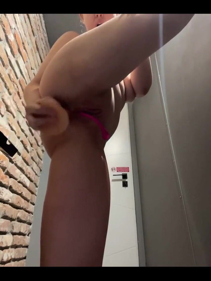 JuiceLussie: O pulă mare mă fute în sex anal în sala de sport