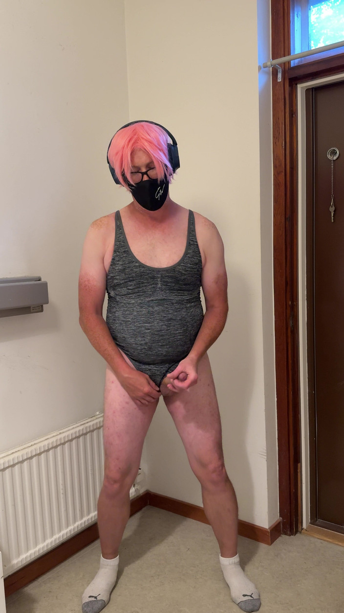 Julia Trans: Trany palmada no cu, bolas e se masturba e goza...