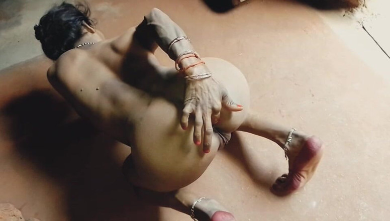 Deshi girl 9: Krásná žena relaxuje sama ve své ložnici