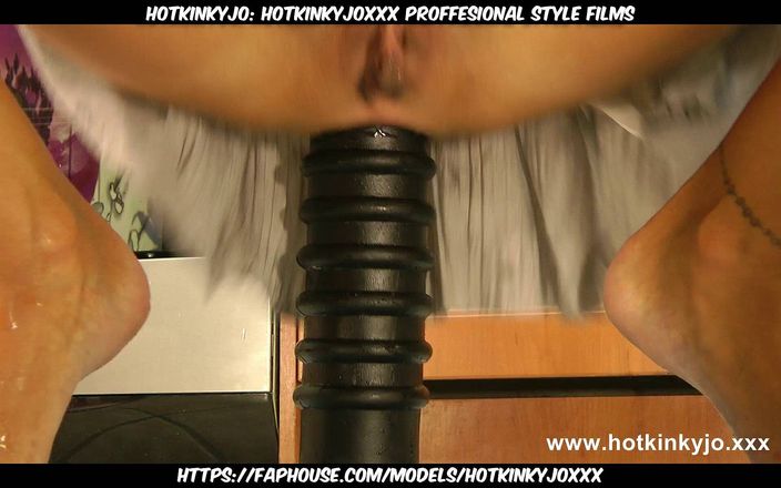 Hotkinkyjo: Hotkinkyjoxxx proffesional style films: Terroriserende Hotkinkyjo verpestte anus met enorme terroristische dildo en verzakking