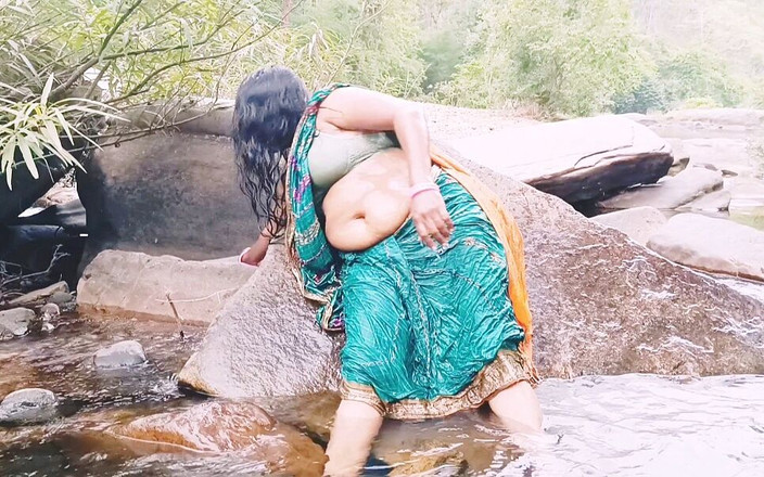 Telugu honey lips: Makcik sutera berkongkek di bilik mandi luar di air terjun...