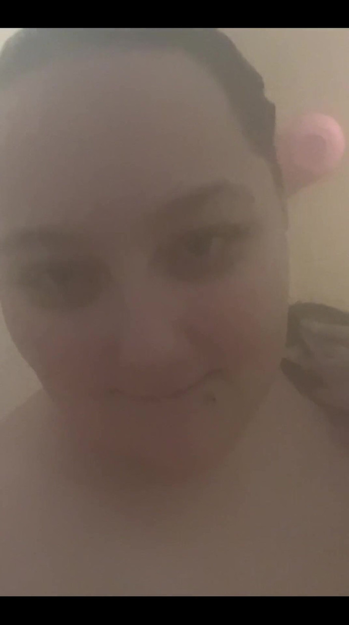 SexyBreedingBbw: 胖美女在淋浴时玩耍