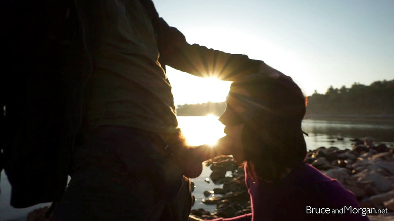 Bruce-and-Morgan: Gün doğumunda seks - açık havada sidik ruhu!