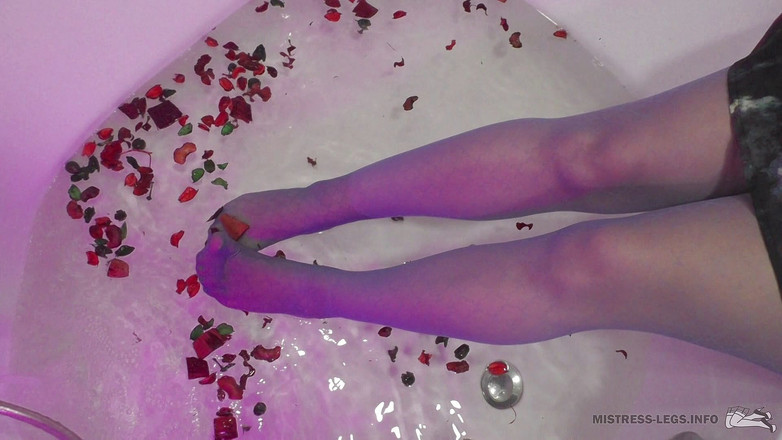 Mistress Legs: Meesteres voeten in blauwe nylons plagen je