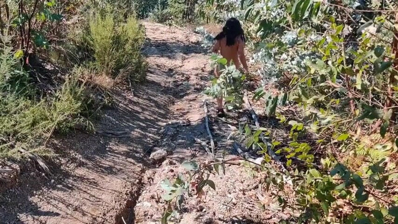 Miss Squirting: Berjalan bogel di dalam hutan