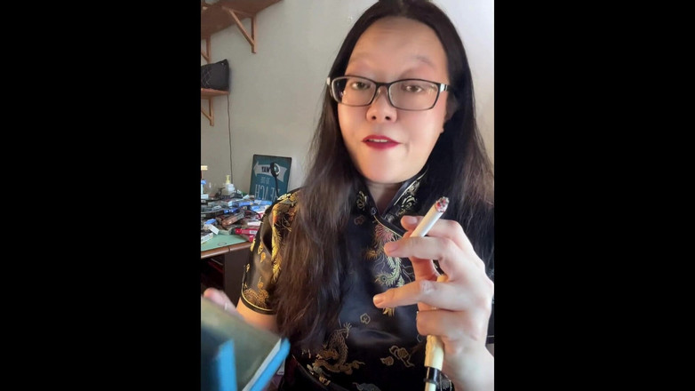 Smoking Asian: Confessioni asiatiche incatenata: fumo 3 sigarette in sexy cheongsam di seta...